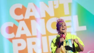 JoJo Siwa Fan Faces Death Threats After Being Removed from Glasgow Concert